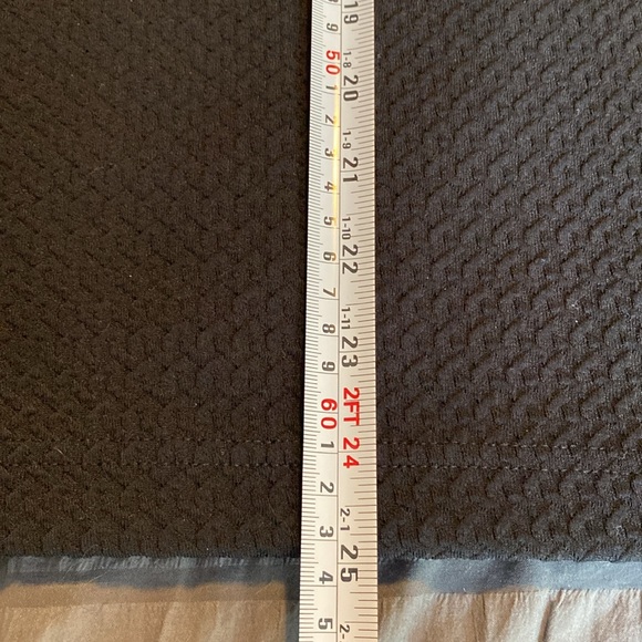 Banana Republic NWOT skirt. Form fitting. No pockets. No slit. Size 6. Black. - Picture 5 of 6